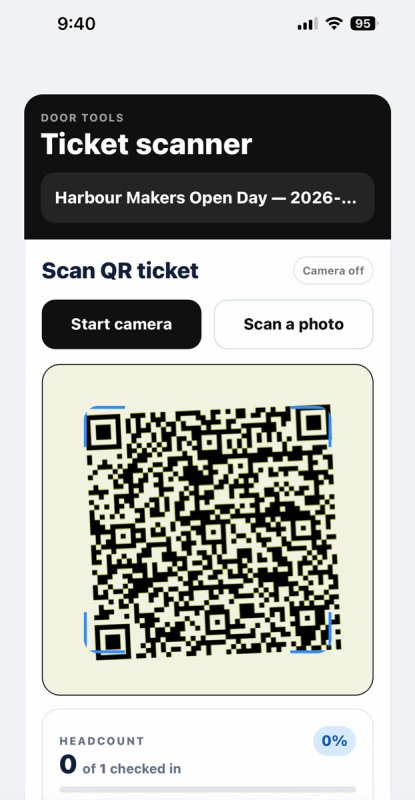 TicketLab mobile scanner showing camera and photo scan controls, a QR code and the event headcount.